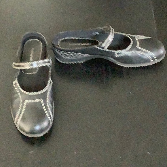 Naturalizer black leather Velcro strap shoe size 7 - Picture 2 of 5